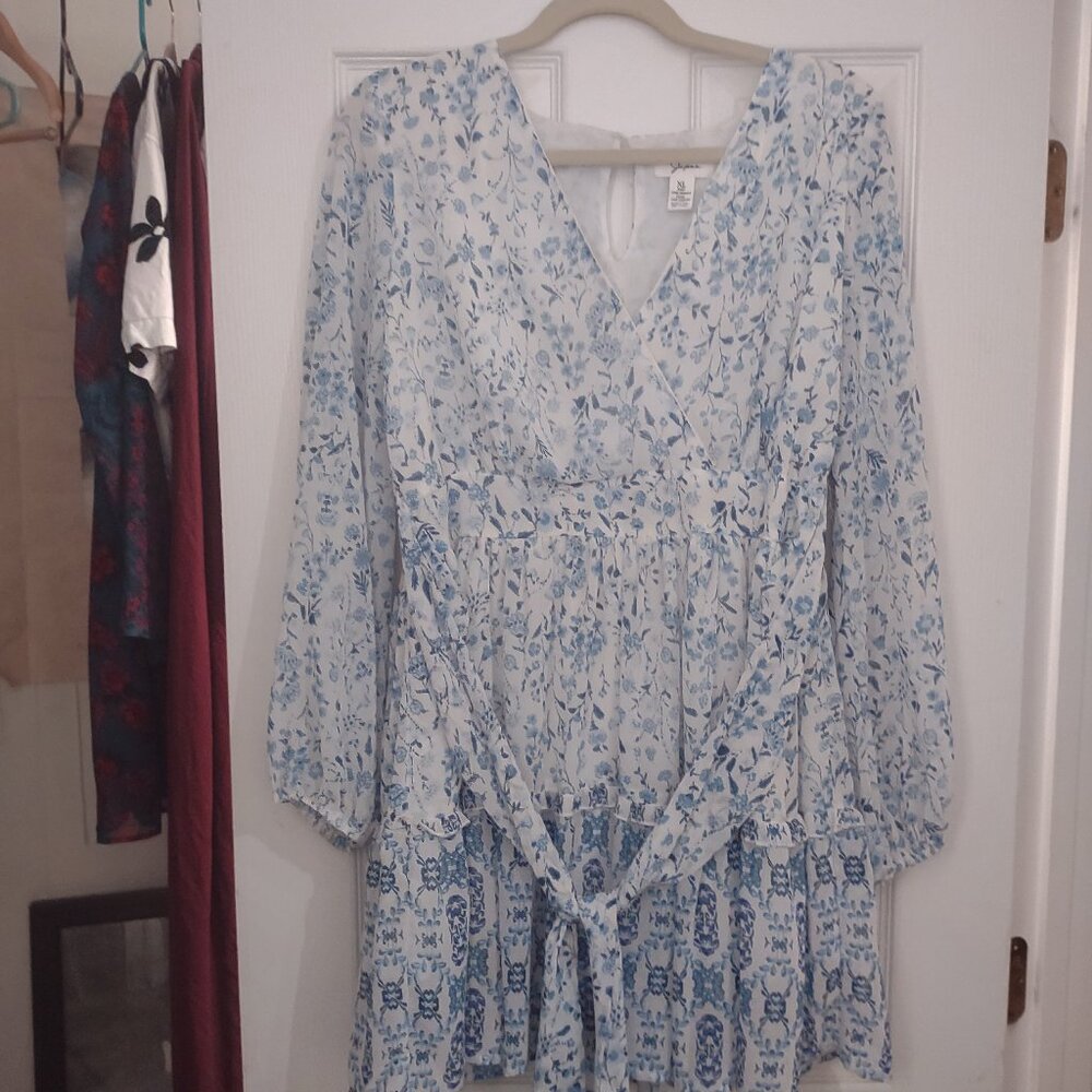 gapra white and blue mini dress with thin long sleeves